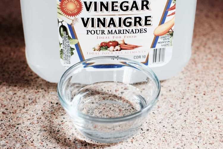 Use vinagre branco para lavar as roupas