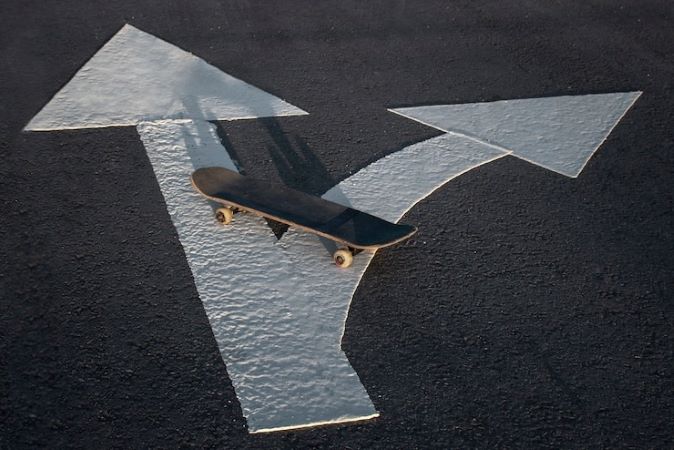 Muda a Tua Escolha e Realidade Como anda a tua vida com as decisões que tem tomado ? As mudanças que fizermos hoje, irão encontrar-te num futuro próximo e trazer também as suas consequências Tomar decisões faz parte da vida. É dessa forma que vamos moldando nosso caminho e caráter. O importante é sempre estar aberto para entender o que está acontecendo antes de escolher. A ideia de que somos criadores da nossa realidade é maravilhosa. O nosso livre arbítrio é o que coloca a energia em movimento e de cada plantação/criação, iremos colher os nossos frutos para que possamos cumprir o nosso propósito e fazer as nossas aprendizagens. Das plantações do medo iremos colher sofrimento, das plantações de amor iremos colher abundância. Depois de anos ou mesmo vidas e nos vemos como seres impotentes e vítimas das circunstâncias, iludidos com a sorte, o acaso e azar, inconscientes de que a nossa realidade é co-criada por nós, lembrarmos que podemos escolher a nosso favor, desperta em nós um antigo poder há muito abafado. À conta de crenças limitadoras, filosofias castradoras, medos e muita ignorância no que toca ao funcionamento do Universo, este poder acabou por ser desperdiçado em formatos de vida onde abafamos a nossa essência, desresponsabilizamo-nos de nós mesmos e tornamo-nos submissos à vontade externa, tanto social como religiosa. A vida é feita de escolhas. Quando você dá um passo à frente, inevitavelmente alguma coisa fica para trás. Cada vez que você faz uma opção está transformando sua essência em alguma coisa um pouco diferente do que era antes.