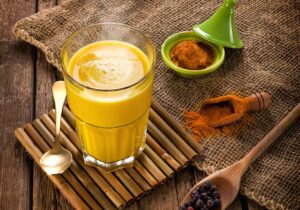 O leite dourado é uma bebida ancestral da medicina Ayurvédica da qual se ouvem cada vez mais benefícios, além de ser saborosa!
