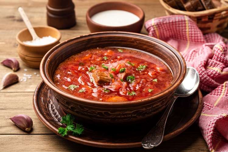 Seja servido como uma entrada ou como um prato principal, o caldo vegetariano de beterraba certamente será um sucesso na mesa.