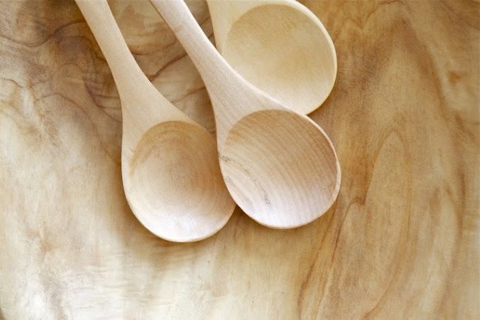 Colheres de pau na preparação de alimentos