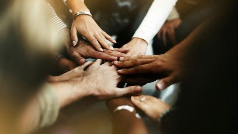 Equilibrando o 'Eu' e o 'Nós'. Encontrar o equilíbrio entre o "eu" e o "nós" é um processo contínuo, que requer intenção, esforço