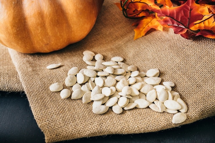 As sementes de abóbora são um superalimento rico em nutrientes que pode trazer diversos benefícios à saúde.