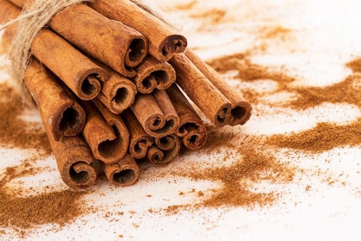 A Especiaria Eficaz para Reduzir o Açúcar no Sangue Experimente adicionar canela a cereais, iogurtes, sobremesas