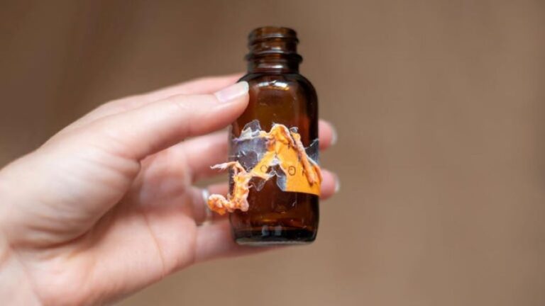 Como Remover Resíduos de Adesivos de Frascos e Superfícies de Forma Eficiente. Acompanhe em nosso site as dicas para remover esses resíduos