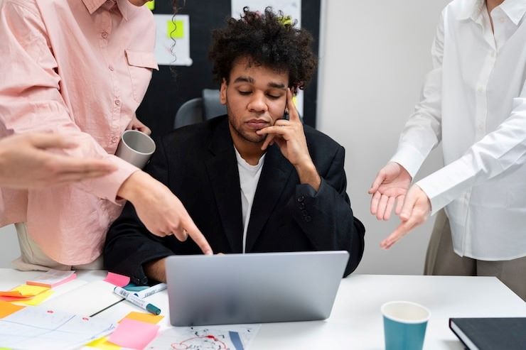 Conflitos Entre Gerações no Trabalho. analisamos esses conflitos, comportamentos de cada geração e o impacto dessas no ambiente de trabalho.