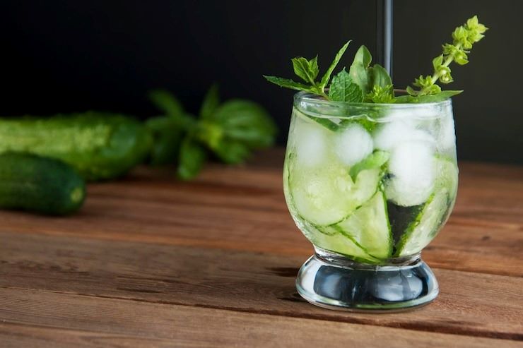 Experimente Mocktail de Chá Verde e Pepino e desfrute de uma bebida refrescante e saudável que é perfeita para qualquer momento do dia!