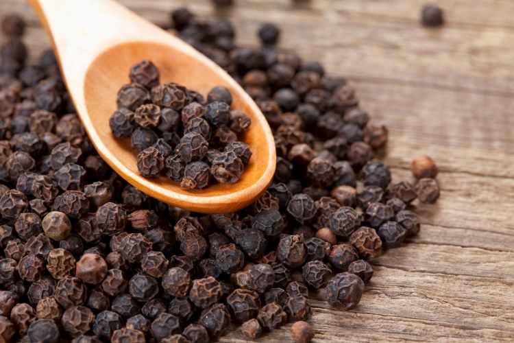 A pimenta-do-reino é uma especiaria popular que tem sido usada há séculos na culinária e na medicina tradicional.