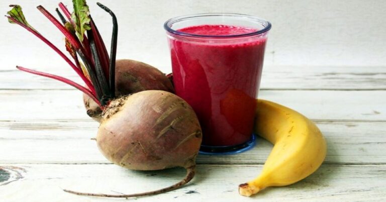 Esta vitamina cremosa de banana e beterraba é uma maneira deliciosa e saudável de começar o dia. Siga a matéria em nosso site