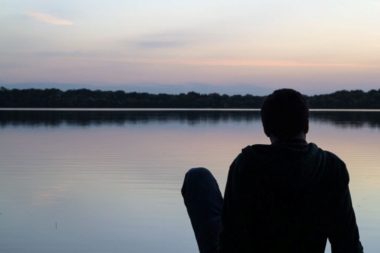 A Solitude e o Inimigo Silencioso: O Tempo. O tempo me mostrou que viver é, inevitavelmente, um eterno processo de reconstrução.