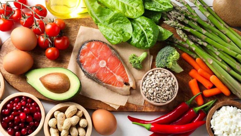 Alimentos Essenciais para Fortalecer os Cabelos. A saúde capilar é reflexo direto de uma alimentação equilibrada e rica em nutrientes
