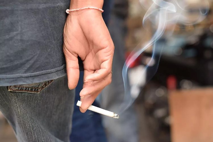 Hábitos Cotidianos que Prejudicam a Saúde do Cérebro. Evitar esses hábitos prejudiciais é essencial para manter a saúde do cérebro contra