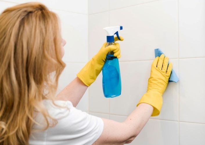 Como Limpar o Box do Banheiro com Vinagre e Bicarbonato sem Deixar Manchas de Água ou Resíduos de Sabão. Veja em nosso site