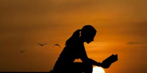 Sinta para se curar. Permitir-se sentir é um ato de coragem. É reconhecer que somos humanos, complexos, cheios de camadas