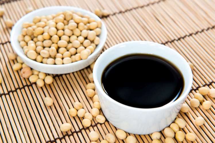 Molho de Soja: O Que é, Tipos, Benefícios e Riscos à Saúde. O molho de soja é um condimento fermentado tradicional da culinária asiática,