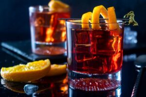 Negroni Perfeito: O Negroni é a prova de que simplicidade e equilíbrio podem criar algo memorável. Veja este e outros drinks em nosso site