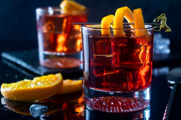 Negroni Perfeito: O Negroni é a prova de que simplicidade e equilíbrio podem criar algo memorável. Veja este e outros drinks em nosso site