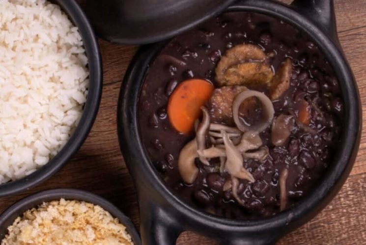 Receita Feijoada Vegana: As Melhores Receitas para Dias Frios com Muito Sabor e Nutrição. une tradição, sabor e saúde em um prato perfeito