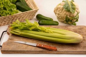 Salsão: Benefícios Comprovados, Como Usar e Receitas SaudáveisO salsão, também conhecido como aipo, é um vegetal de aroma marcante