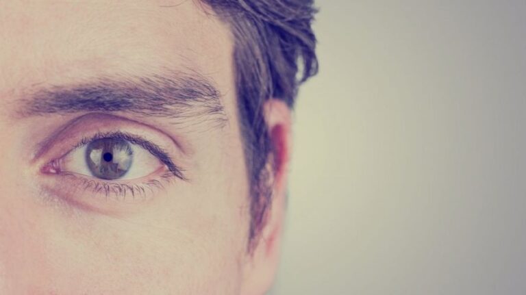 A Fragilidade de Uma Só Visão: Um Olhar Filosófico Sobre a Realidade. Sinto, com certa lucidez inquieta, uma impossibilidade de engajar-me