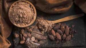 A Importância dos Flavonoides. Eles são compostos naturais da família dos polifenóis, encontrados em frutas, vegetais, chás, cacau e vinho.