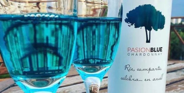 Vinho Azul: A Inovação que Dividiu Paladares e Redefiniu Tradições. Que tal experimentar essa novidade e tirar suas próprias conclusões?