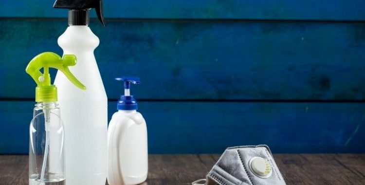 Como Fazer uma Solução de Limpeza Caseira. Sega as instruções do fabricante e considere alternativas sustentáveis quando possível.