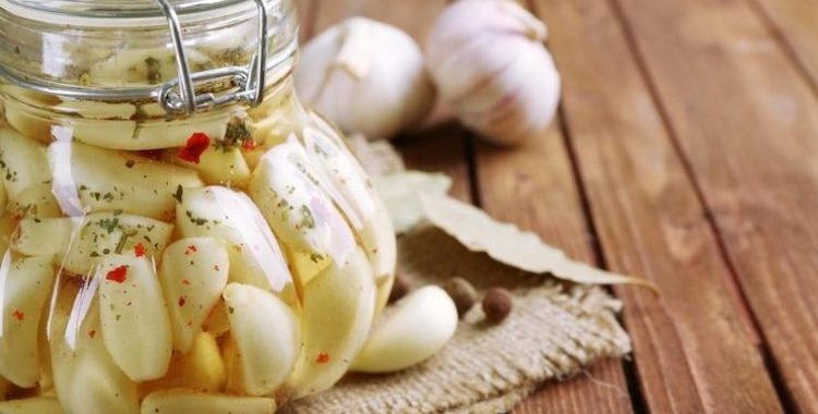 O alho em conserva preparado com esta receita é uma deliciosa opção para adicionar um sabor especial às suas receitas.