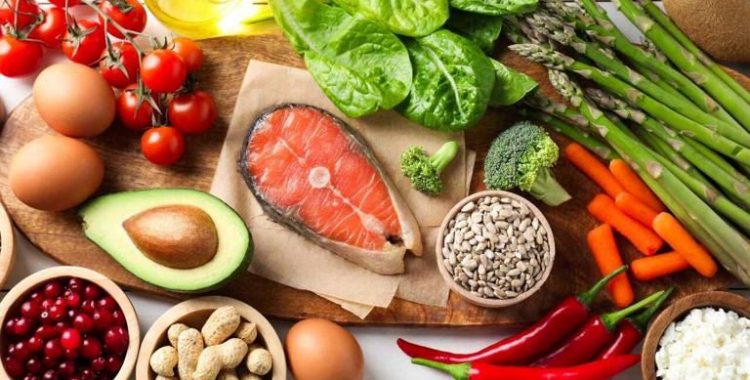 Alimentos Essenciais para Fortalecer os Cabelos. A saúde capilar é reflexo direto de uma alimentação equilibrada e rica em nutrientes