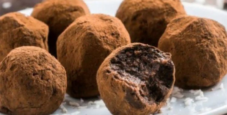 Brigadeiro Vegano. Aprenda a fazer um delicioso brigadeiro vegano com receita fácil, ingredientes acessíveis e um sabor irresistível!