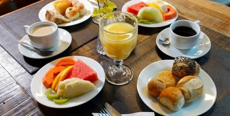 Está tentando perder peso? Você pode estar se perguntando qual é o melhor horário para tomar café da manhã. A resposta pode surpreendê-lo!