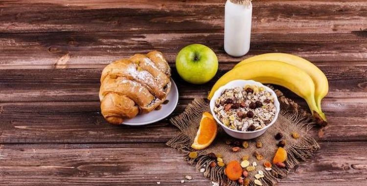 Carboidratos Essenciais para o Café da Manhã. Para quem pratica atividades físicas, o café da manhã é uma refeição crucial.