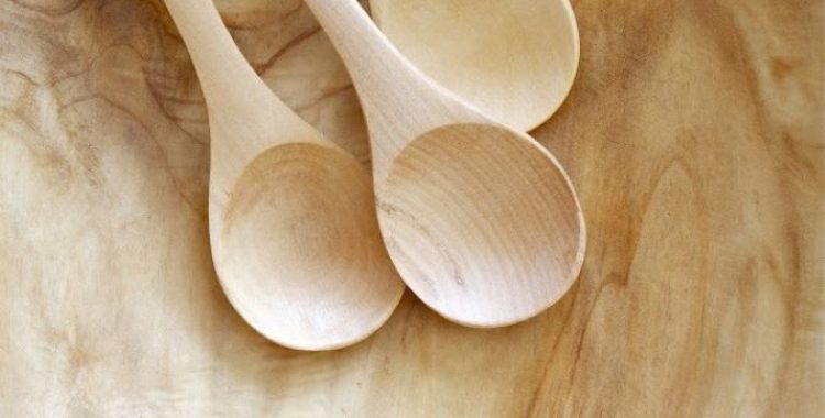 Colheres de pau na preparação de alimentos
