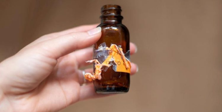 Como Remover Resíduos de Adesivos de Frascos e Superfícies de Forma Eficiente. Acompanhe em nosso site as dicas para remover esses resíduos