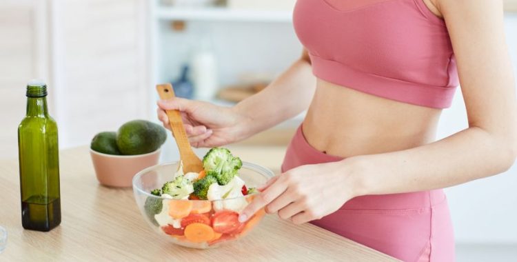 Adotar um estilo de vida fit vai muito além de frequentar a academia ou seguir dietas da moda. Trata-se de uma escolha consciente por hábitos