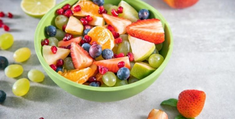5 frutas com proteína que ajudam na perda de peso, dão energia e melhoram a performance nos exercícios. Saiba como incluí-las na sua rotina!
