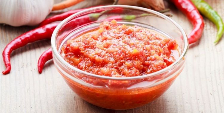 Molho de Pimenta Caseiro Saudável. Use-o para realçar suas refeições e aproveitar todos os benefícios das pimentas.