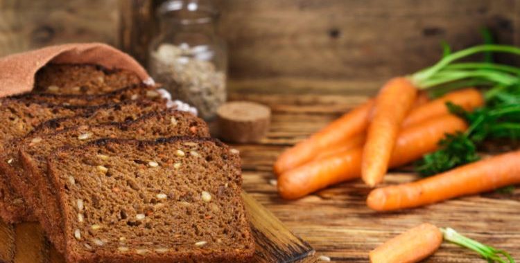 O pão de cenoura, aveia e mel é uma opção deliciosa e saudável para quem busca uma alimentação mais equilibrada.