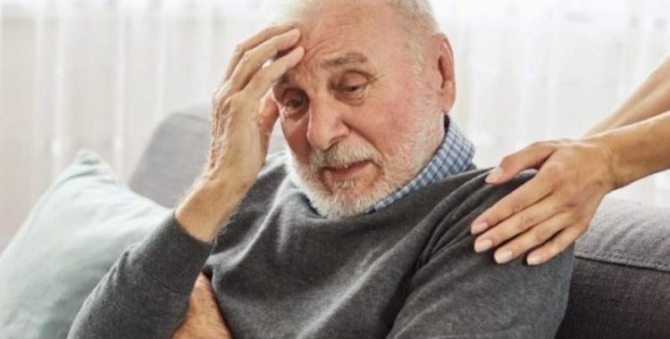 Prevenir o Alzheimer na Velhice requer um compromisso com mudanças no estilo de vida que promovam saúde geral e bem-estar cerebral.