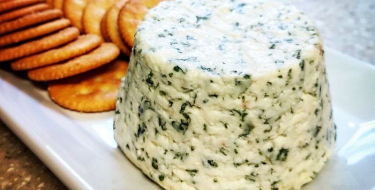 Queijo artesanal temperado com ervas é uma delícia irresistível que combina uma variedade de temperos