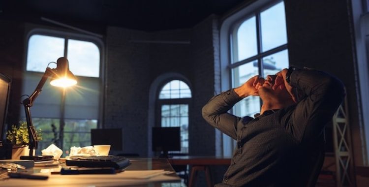É comum recorrer ao café para tentar se recuperar, mas exagerar na dose pode prejudicar a saúde e o sono.