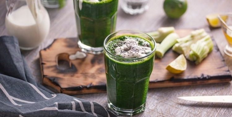 O suco de espinafre com couve e água de coco é uma excelente receita de suco saudável.